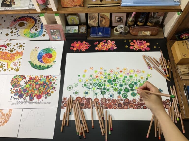 ご縁を繋ぎながら続ける制作｜ 自由で楽しい気持ちから生まれる色とりどりのアート