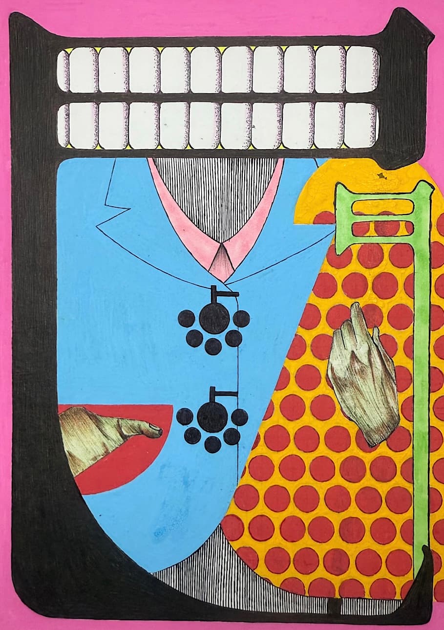 門、服着て立ってます