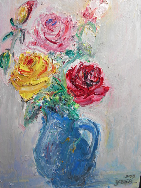 青い花瓶のバラ