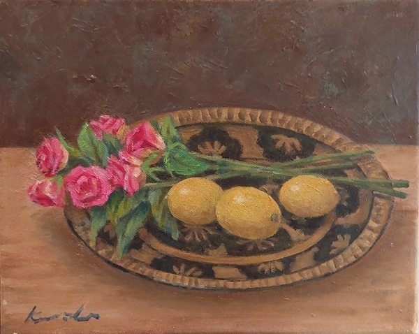 絵皿と薔薇、レモンのある静物