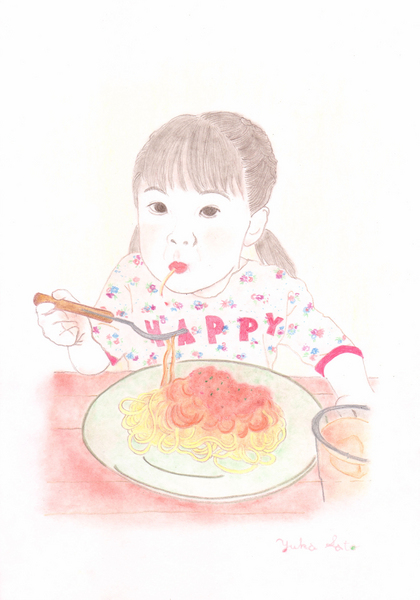 パスタを食べる女の子