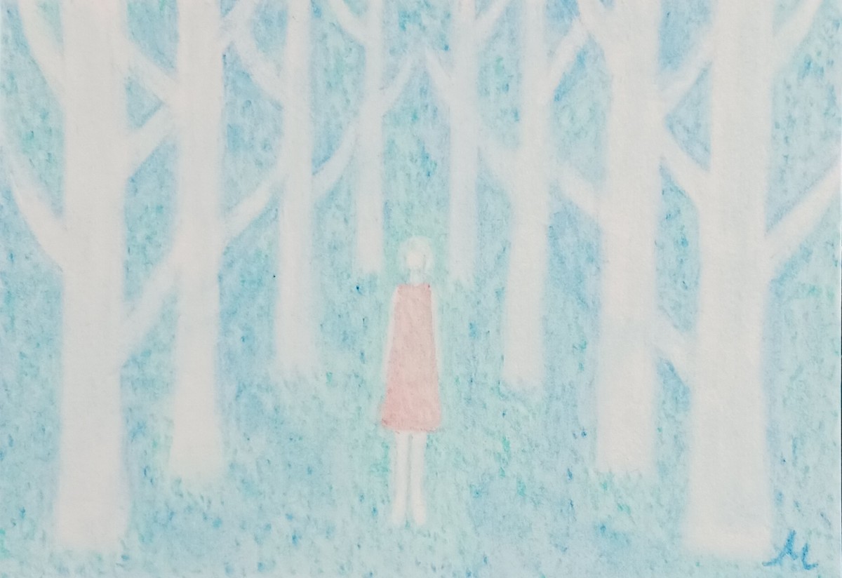 青い森と赤い服の少女