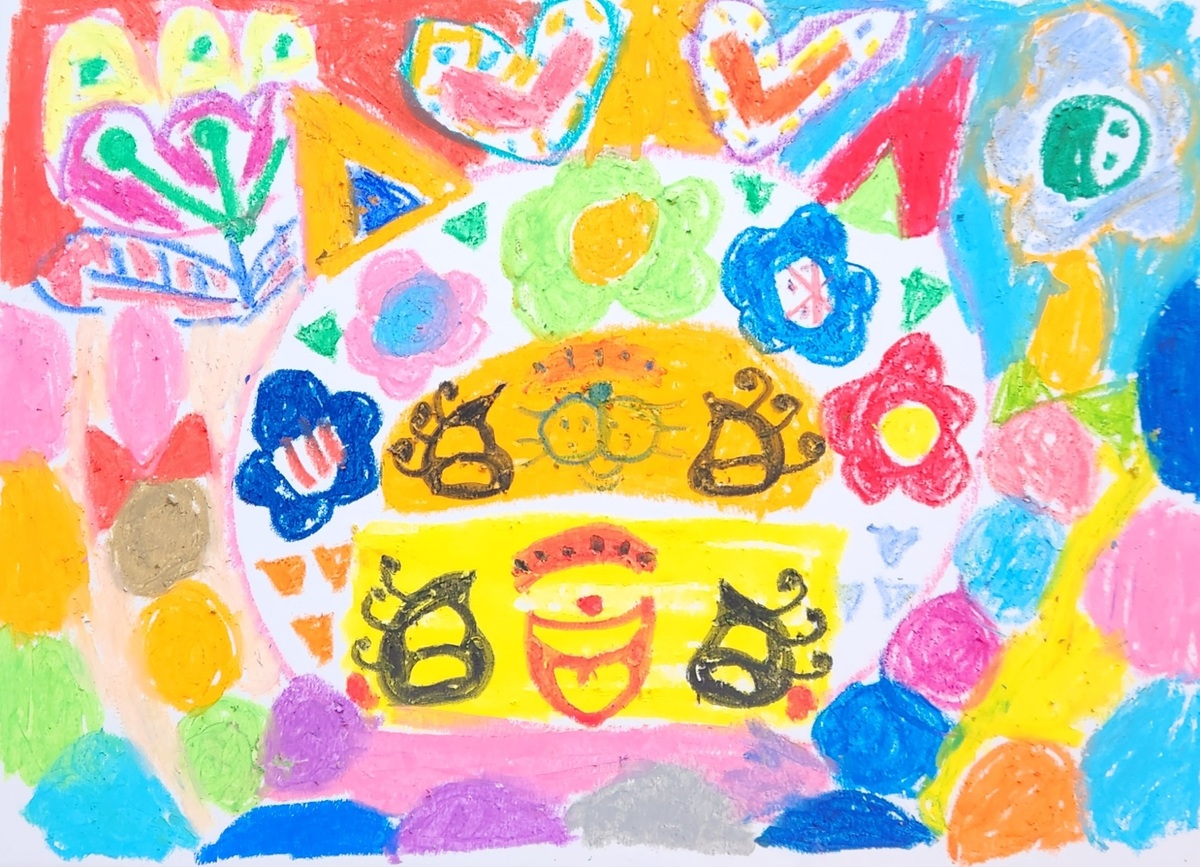 ねこちゃん帽子をかぶるエミリーちゃん