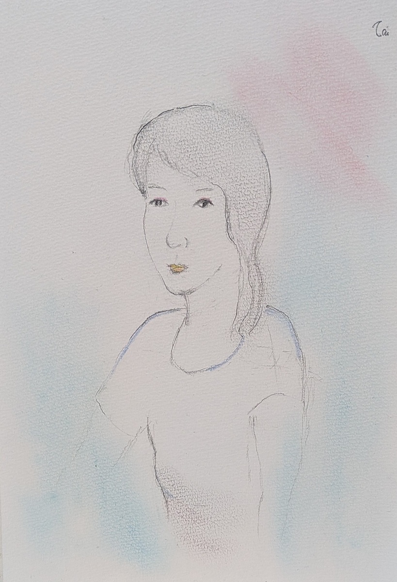 白Tシャツの女性