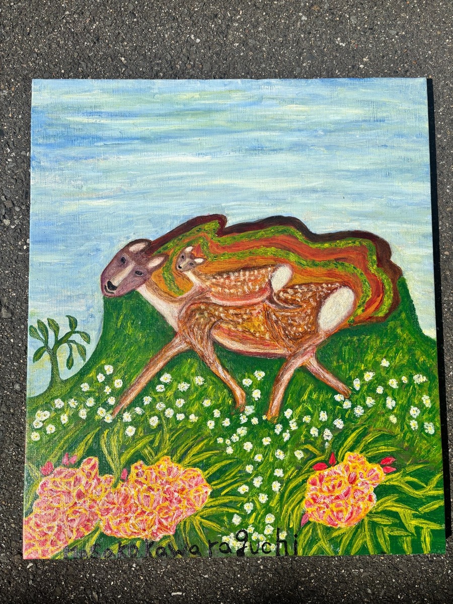 大自然の中を走る鹿の親子