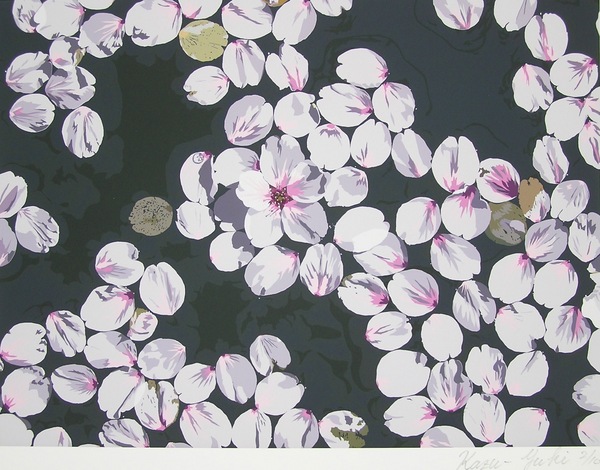 弘前城 桜の花びら流れる 2/10