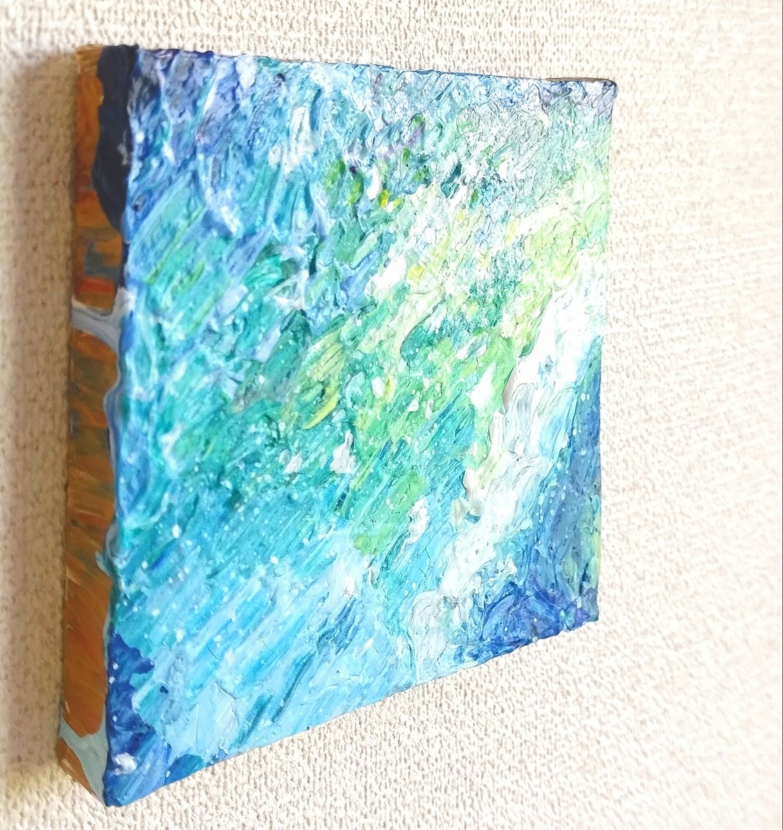 側面には砂浜や岩を感じさせる黄土茶系の色を配しています。
正面に盛った海色を側面にも垂らし、小サイズでありながら海の広大さ、アイスの溶ける様のような夏らしさを表現しました。