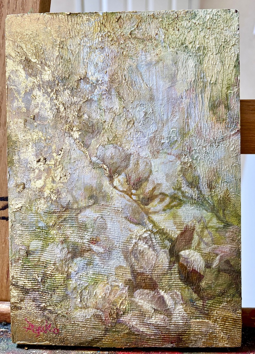 金の絵具を使って光沢ある画面です。