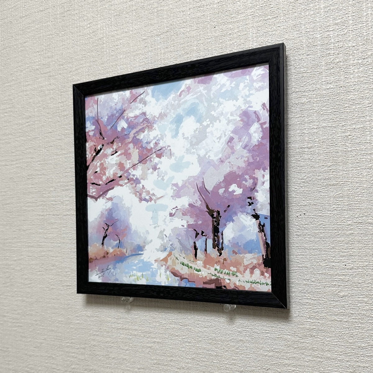 部屋の壁に飾った一例です。額縁には自立用の板と紐が付いていますので、お好きな場所に飾って頂けます。◆桜が咲く季節には、外の満開の桜を部屋に植え替えるようにしてお楽しみください ♪