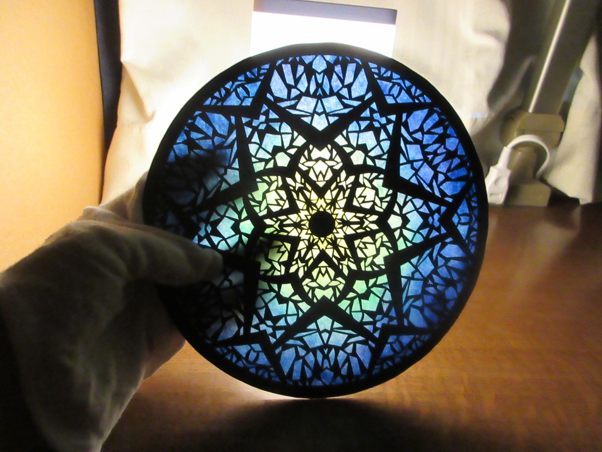 暖色系のライトに透かした様子です。