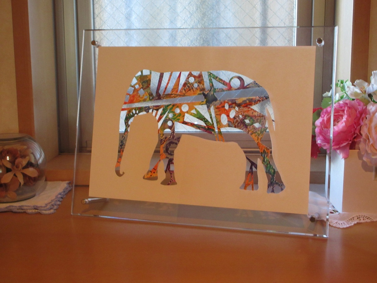 作品を実際に飾った様子の一例です。(額縁は付属しません。ご了承ください)