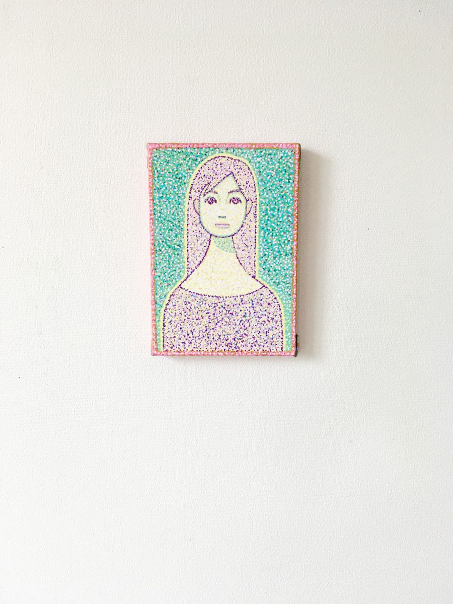 白い壁に飾ってみました。