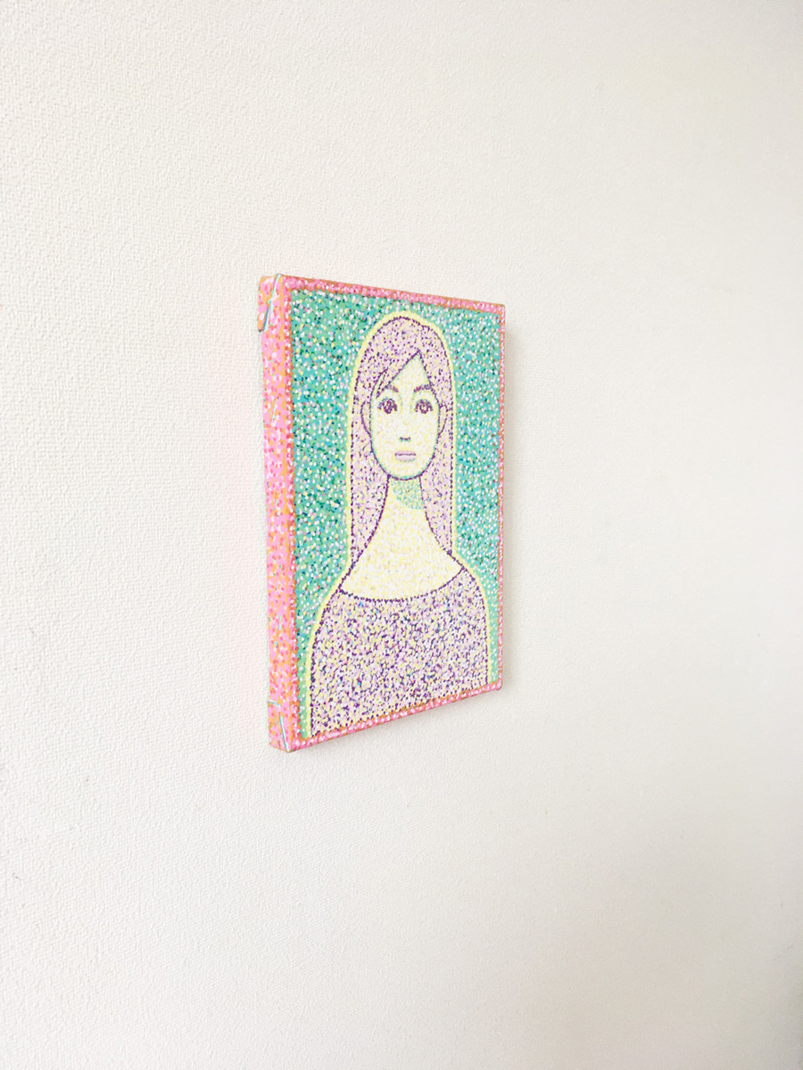 斜めから撮影しました。側面はこのような感じです。