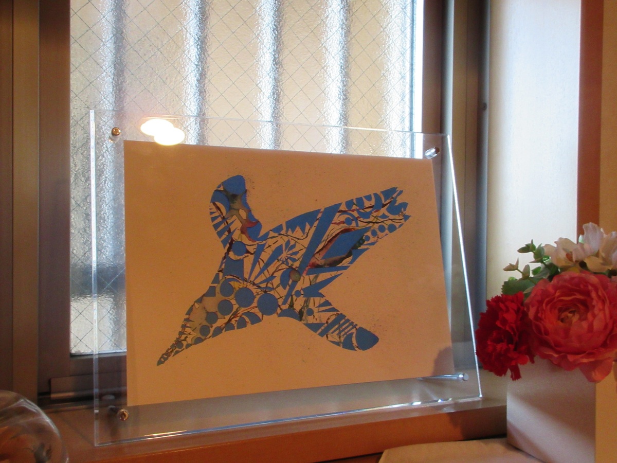 作品を実際に飾った様子の一例です。(額縁は付属しません。ご了承ください)