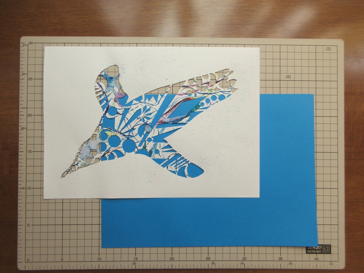 下に敷いてある画用紙は接着していないので、お好みで取り外しができます。