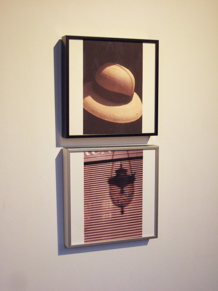 2枚の写真を同じ壁面に飾る