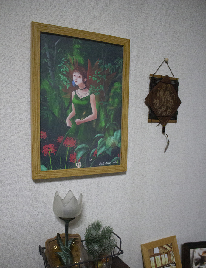 額縁に入れた状態を撮影いたしました。
(※右下の切れている額は小物雑貨で販売しているものではありません)
こちらの方が実際の物のイメージに合っているかと思います。
参考にしていただければと存じます。