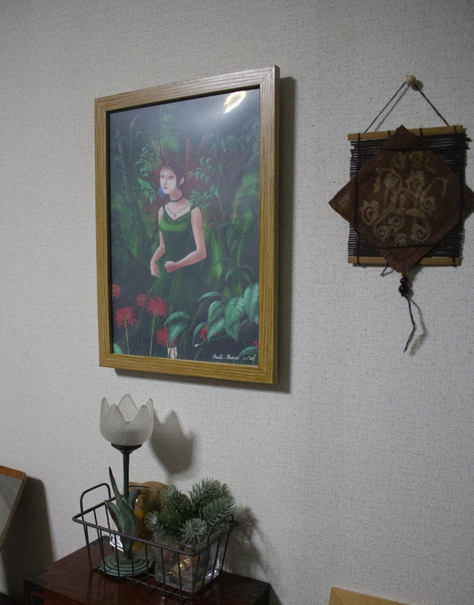 右側から撮影してみたものです。こちらは室内の照明の反射が入ってしまっていますが、参考までにどうぞ。画像は先の物と同じく粗いですが、雰囲気は伝わるかと存じます。