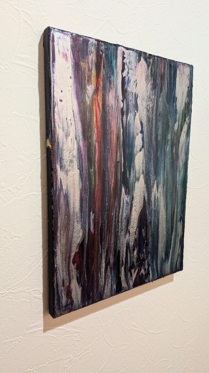 側面に絵の具漏れてます。夢中になるといつの間にかそこら中絵の具だらけです。