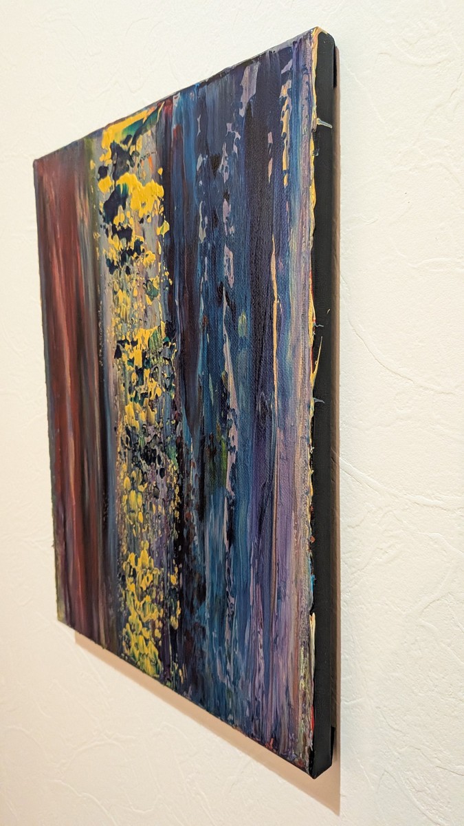 側面。絵の具少し漏れてます。夢中になるとそこら中絵の具だらけになります