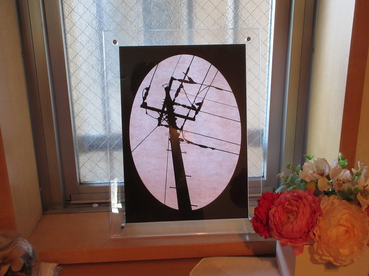 作品を実際に飾った様子の一例です。(額縁は付属しません。ご了承ください)