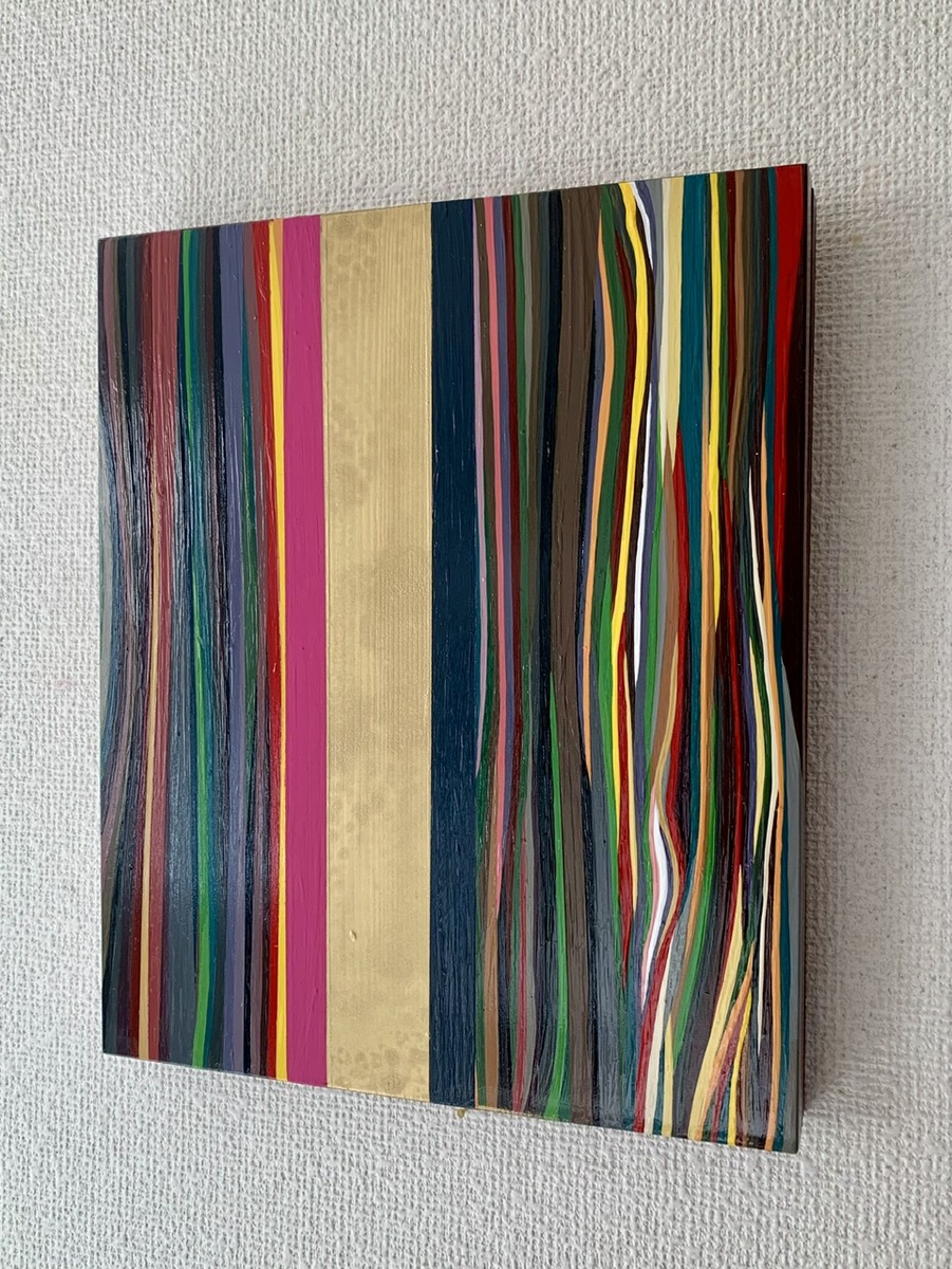 中央のゴールドがアクセントを与えます。