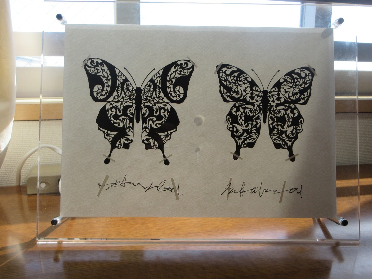 作品を実際に飾った様子の一例です。(額縁は付属しません。ご了承ください)