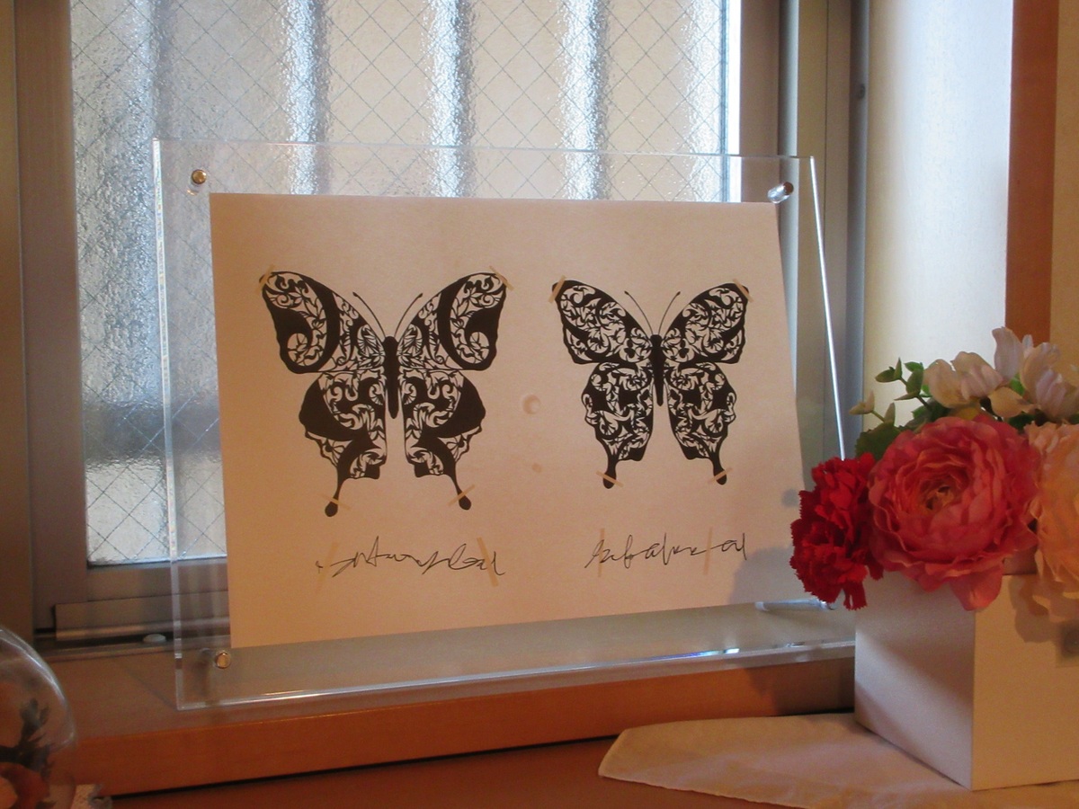 作品を実際に飾った様子の一例です。(額縁は付属しません。ご了承ください)