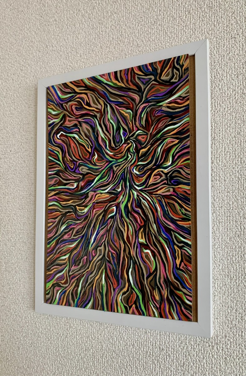 様々な色彩が入り乱れています。