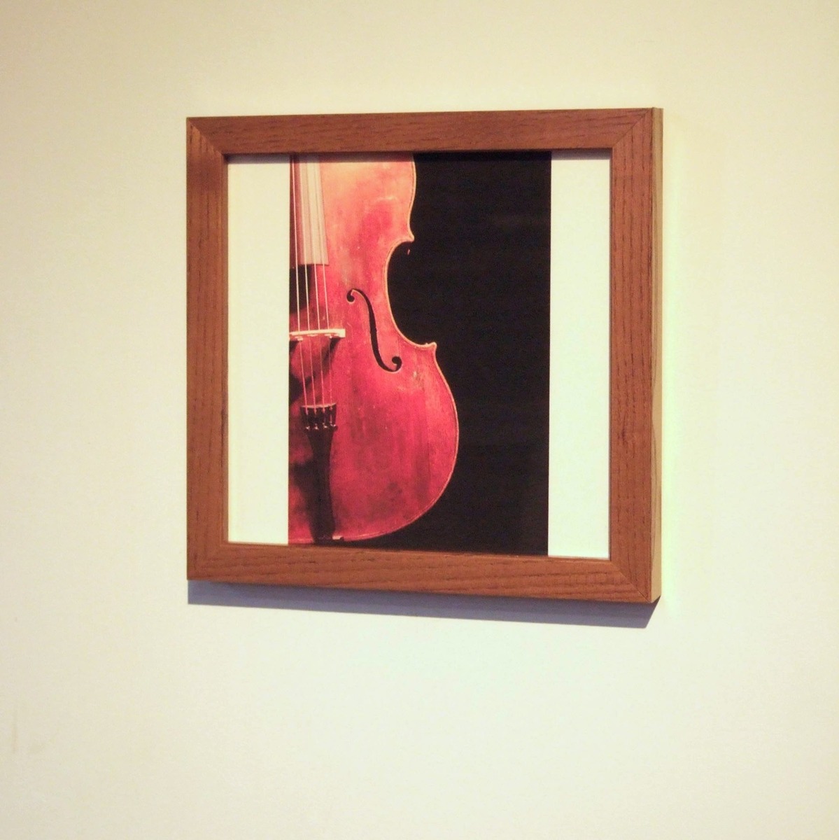 ウッディな額縁で額装して壁面に飾る