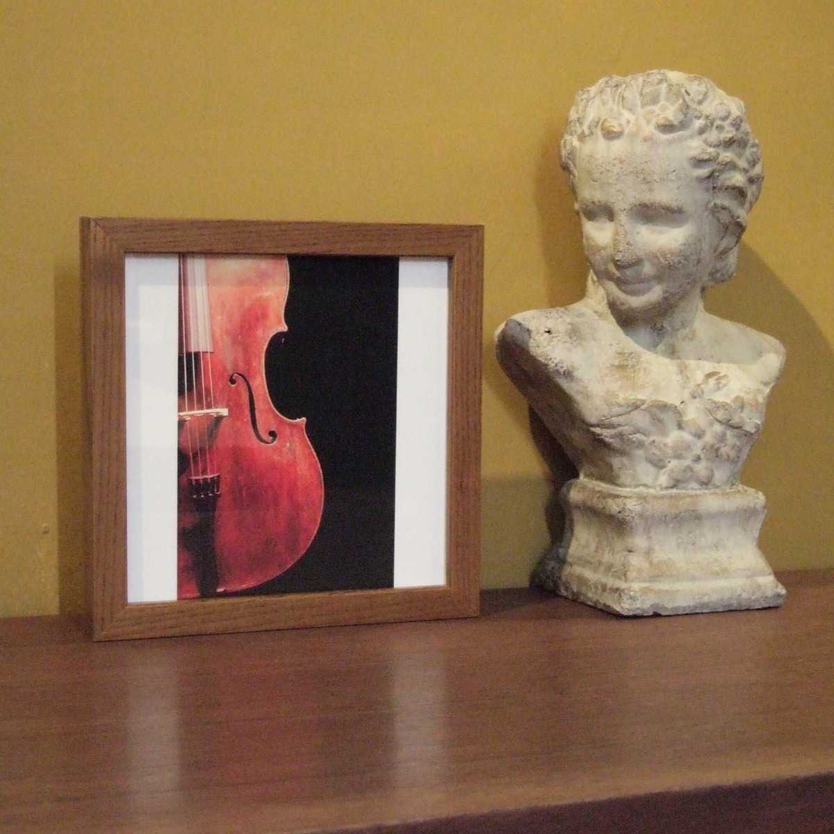 ウッディな額縁で額装しキャビネットの上にディスプレイする