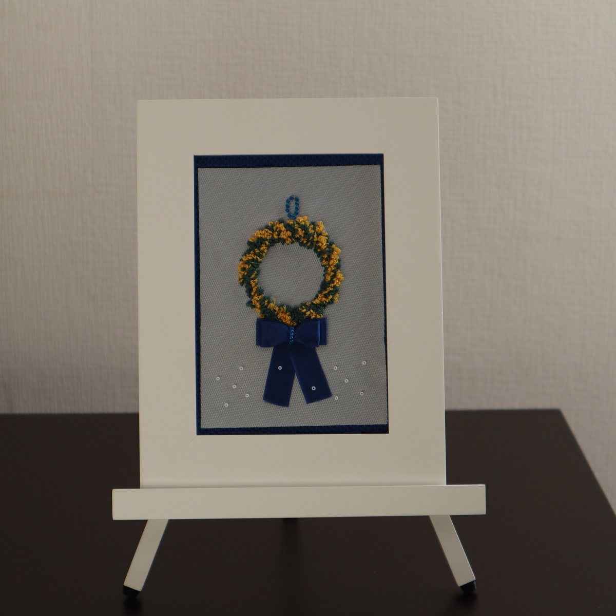 イーゼルスタンド付きの額装です。