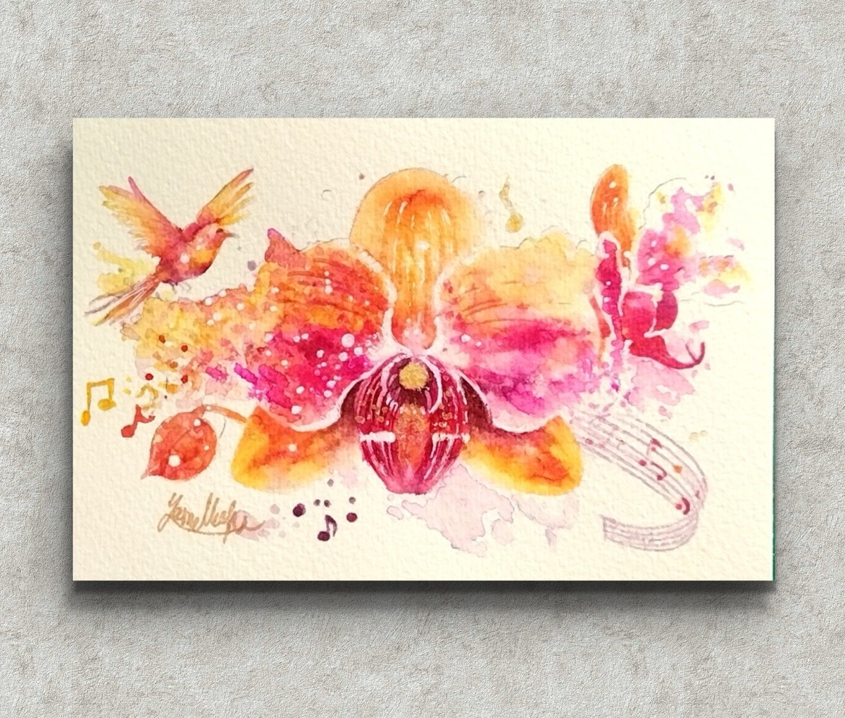 中央の蘭の花は、力強くも繊細な存在感。ピンク・オレンジ・黄色の抽象的な色の飛沫が、感情の爆発や音楽の波動のように広がり、絵全体に生命力を与えています。