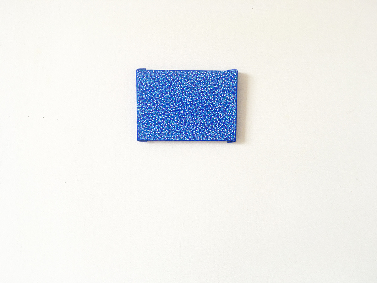 白い壁に飾ってみました。白い壁に映える作品です。点描画なので「引き」で見ると美しいと思っています。