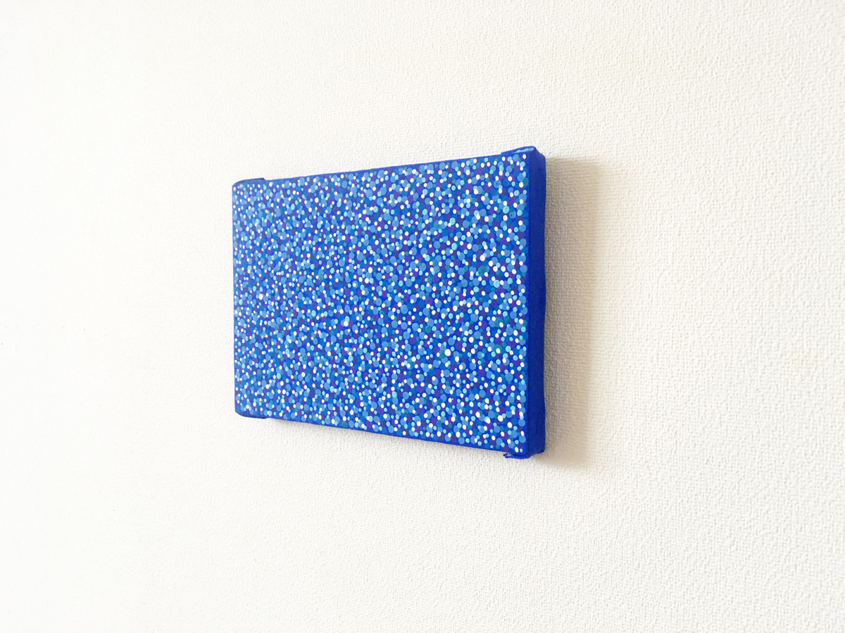 斜めから撮影しました。側面はこのような感じです。FSMサイズのコンパクトな作品です。