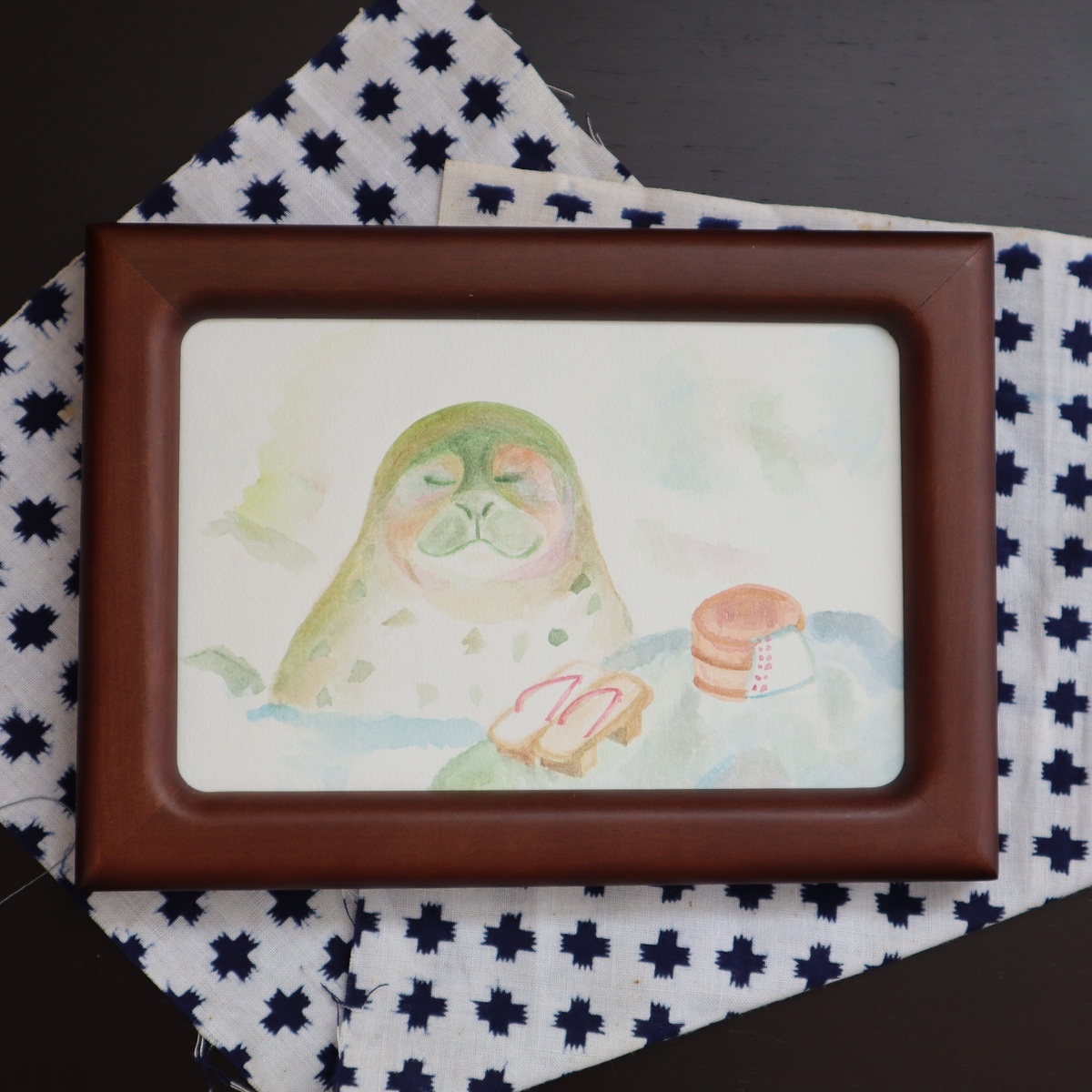 上から撮影した時の様子です。
温泉をイメージする手ぬぐいなどの敷物をセットすると、よりユニークさがアップしました。