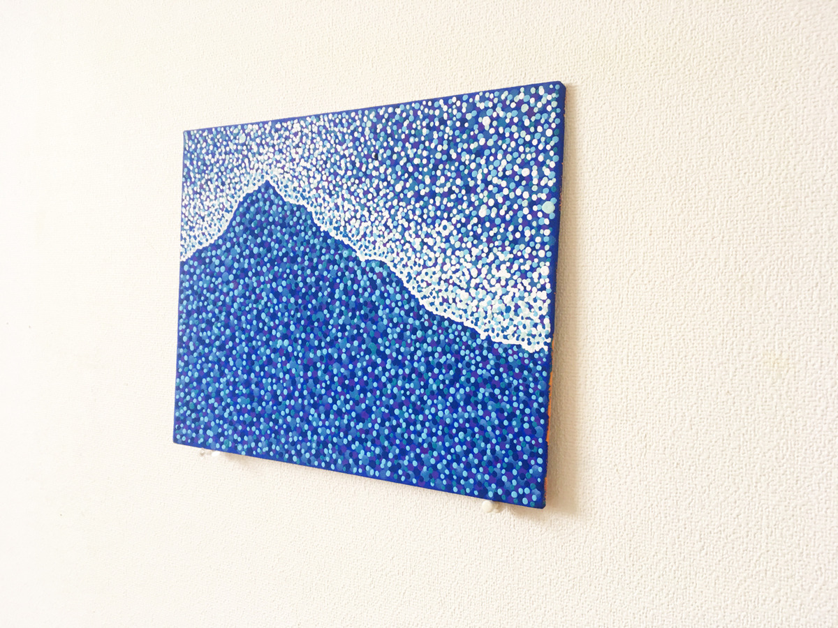 斜めから撮影しました。キャンバスボードなので厚さはありません。