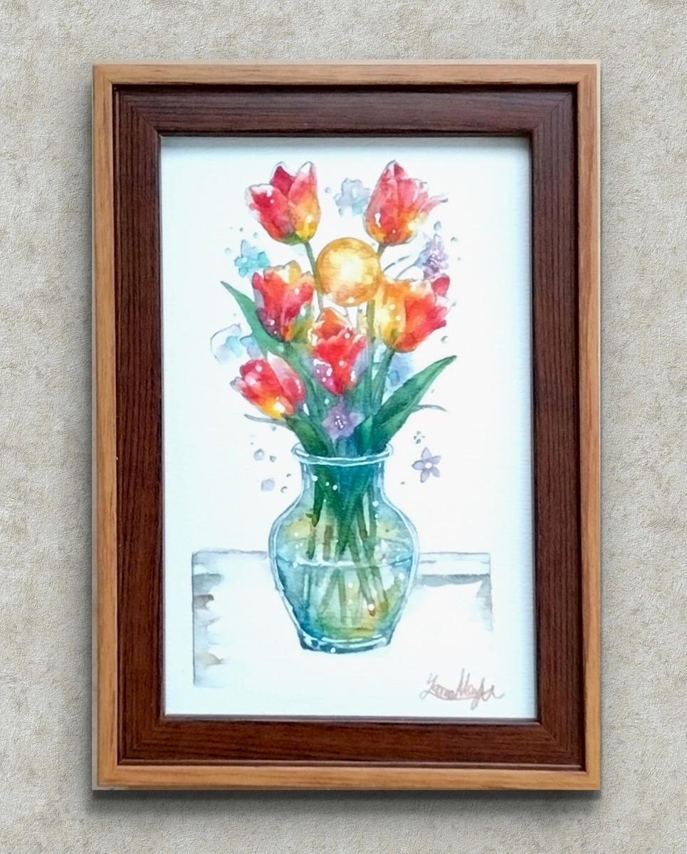 木製額にて額装しお届けいたします。
コンパクトながらも目を引く色彩なので、ふとした瞬間に視線が止まり、日常の中に「春の陽だまり」を感じていただけるはずです