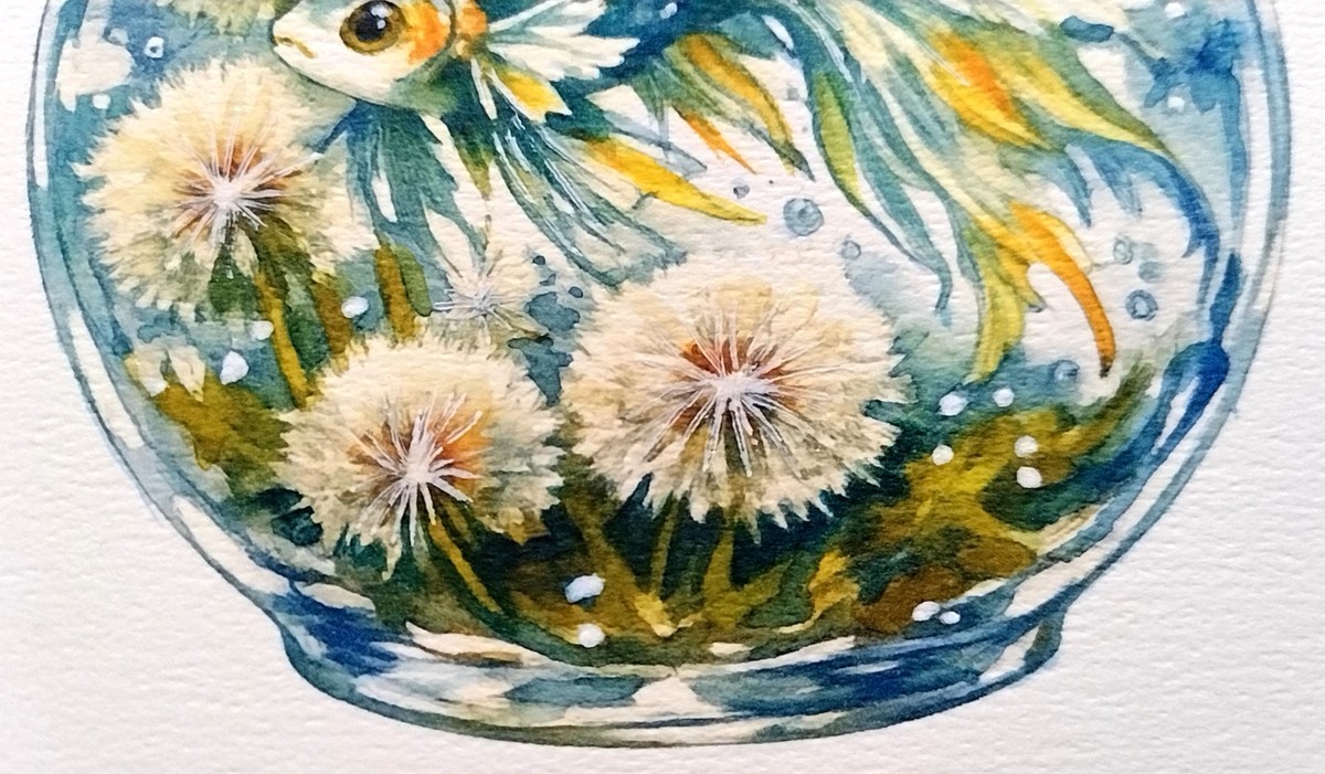 Dr.マーチン インディアインクで星のように瞬く光の粒子を、色鉛筆で魚のヒレの繊細な筋や綿毛の柔らかな毛並みを緻密に描写。幻想的なモチーフに、確かな存在感を宿らせています。