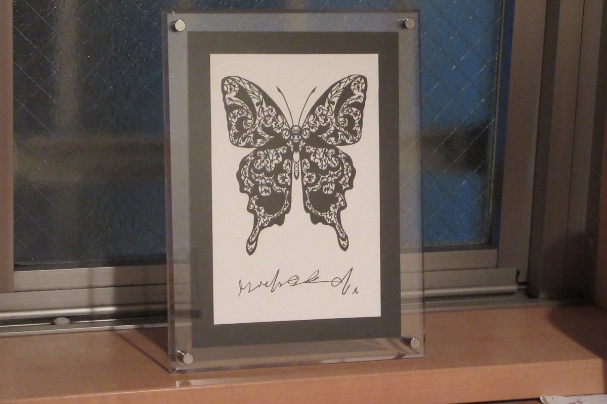 作品を実際に飾った様子の一例です。(額縁は付属しません。ご了承ください)