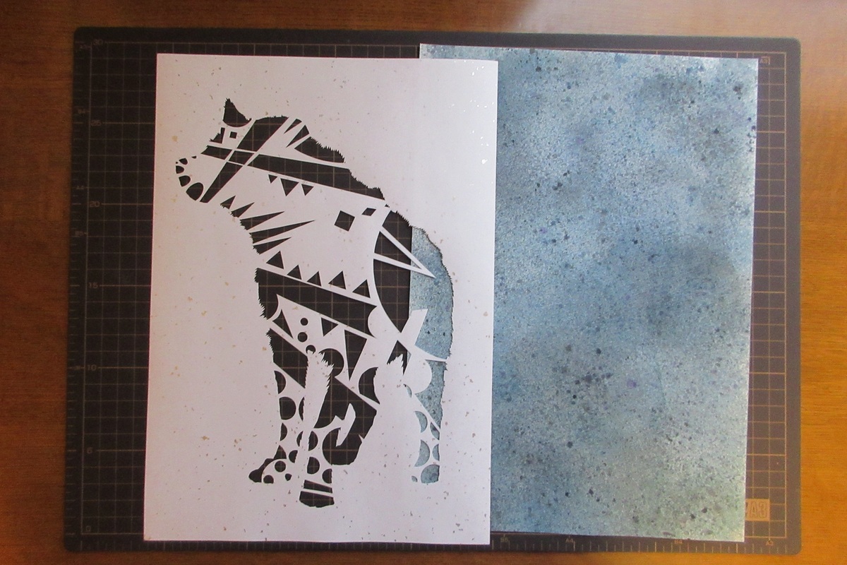 切り絵の下に透明水彩で着色した画用紙を敷いています。
