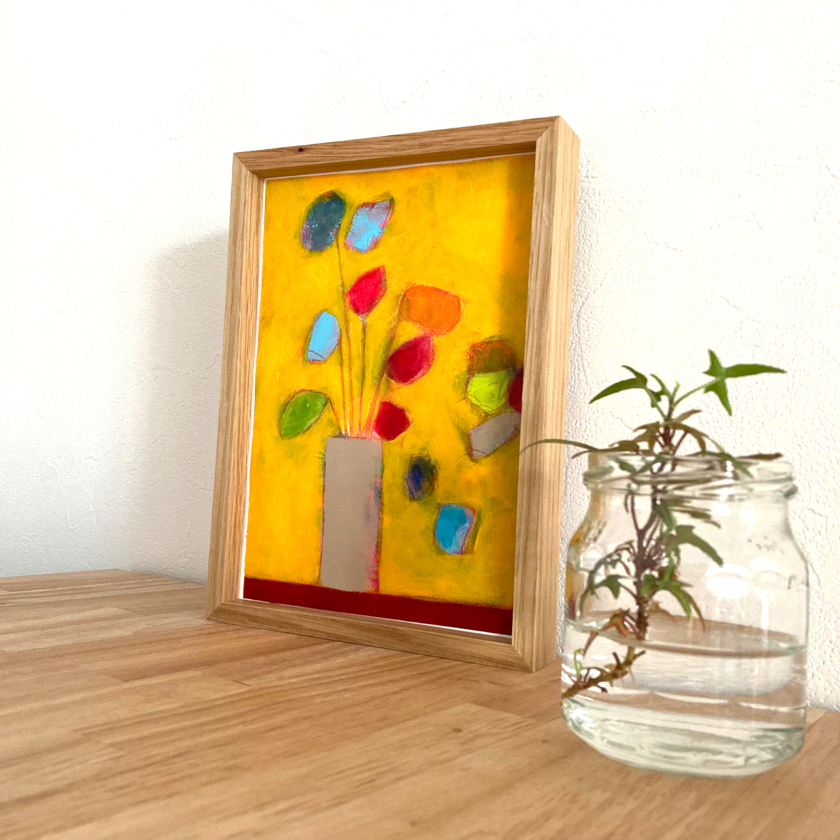 自立するフレームに入れてテーブルにおくのもよいです。