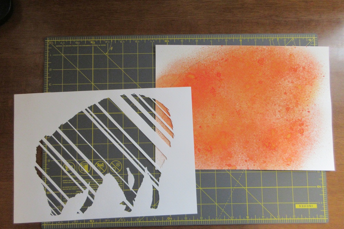 切り絵の下に透明水彩で着色した画用紙を敷いています。