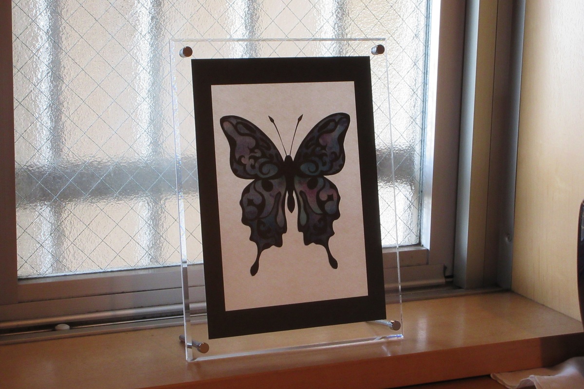 作品を実際に飾った様子の一例です。(額縁は付属しません。ご了承ください)