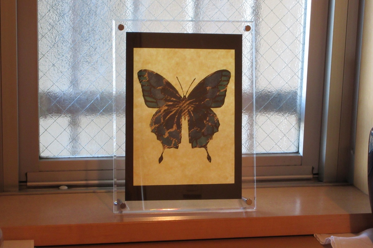 作品を実際に飾った様子の一例です。(額縁は付属しません。ご了承ください)