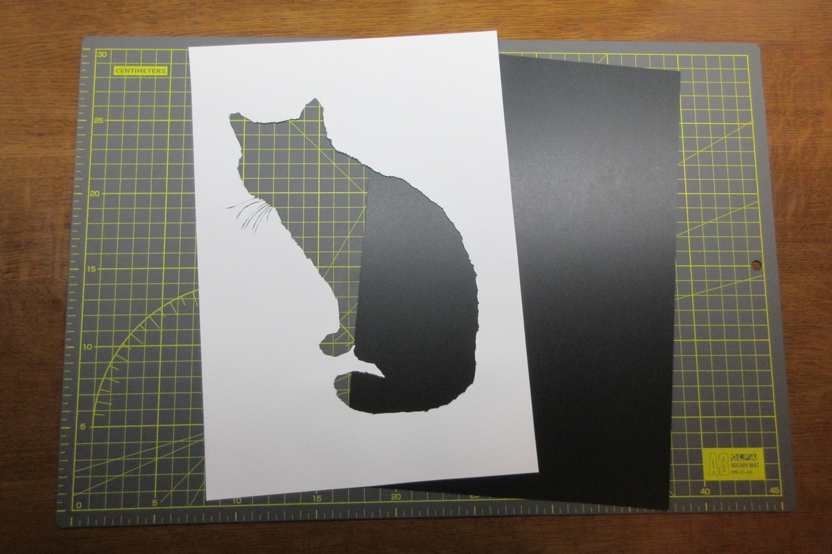 切り絵の下に黒く艶のある紙を敷いています。