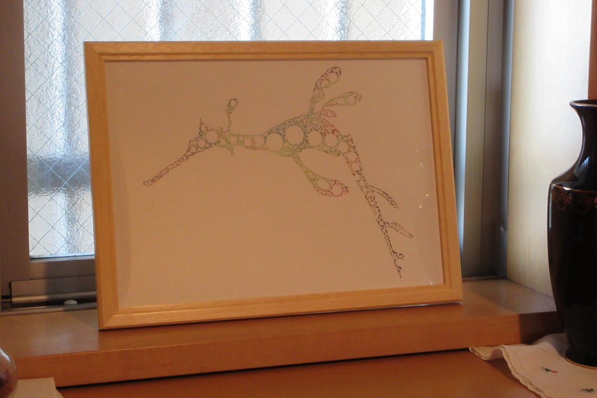 作品を実際に飾った様子の一例です。(額縁は付属しません。ご了承ください)