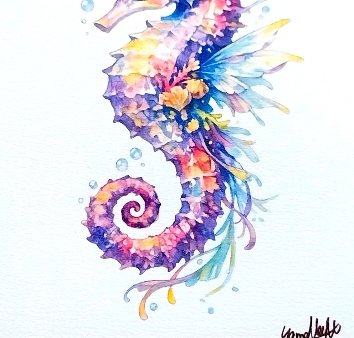 苧環の花びらが重なり合う複雑なフォルムを、色鉛筆を用いた繊細なタッチで描写。重層的な色彩のグラデーションが、作品に奥行きと幻想的な深みを与えています。