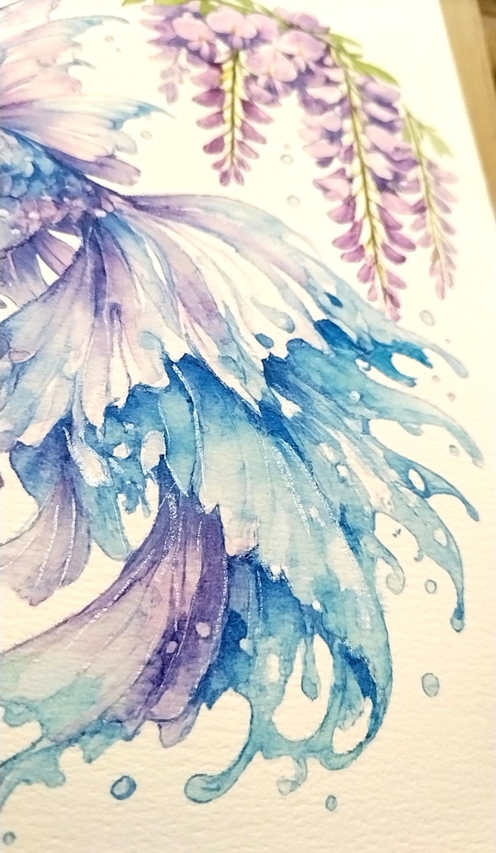 金魚の鱗や鰭には、Dr.マーチン インディアインクの発色と色鉛筆のタッチを加え、光を反射するプリズムのような色彩を表現しました。鰭のシワに乗せた銀の絵具は、生命の瑞々しさと光の煌めきを象徴しています。