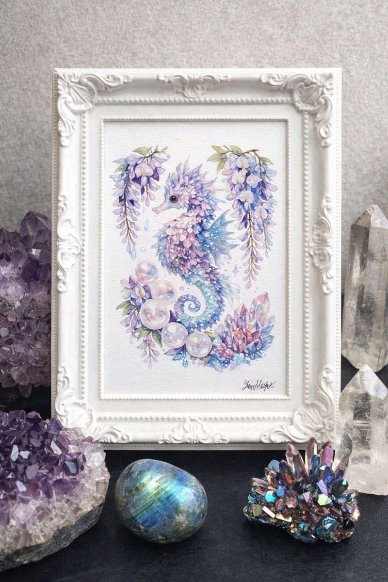 コンパクトながらも凛とした存在感を放つA5サイズです。
書斎のデスクや寝室のサイドテーブルなど、心を落ち着かせたい場所に飾ってみてください。
静かな潮の流れを感じさせるようなこの作品が、あなたの空間を優雅な「聖域」へと変えてくれるはずです。